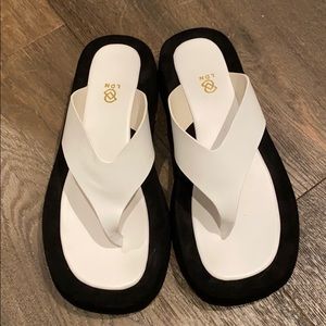 the row flip flops dupes